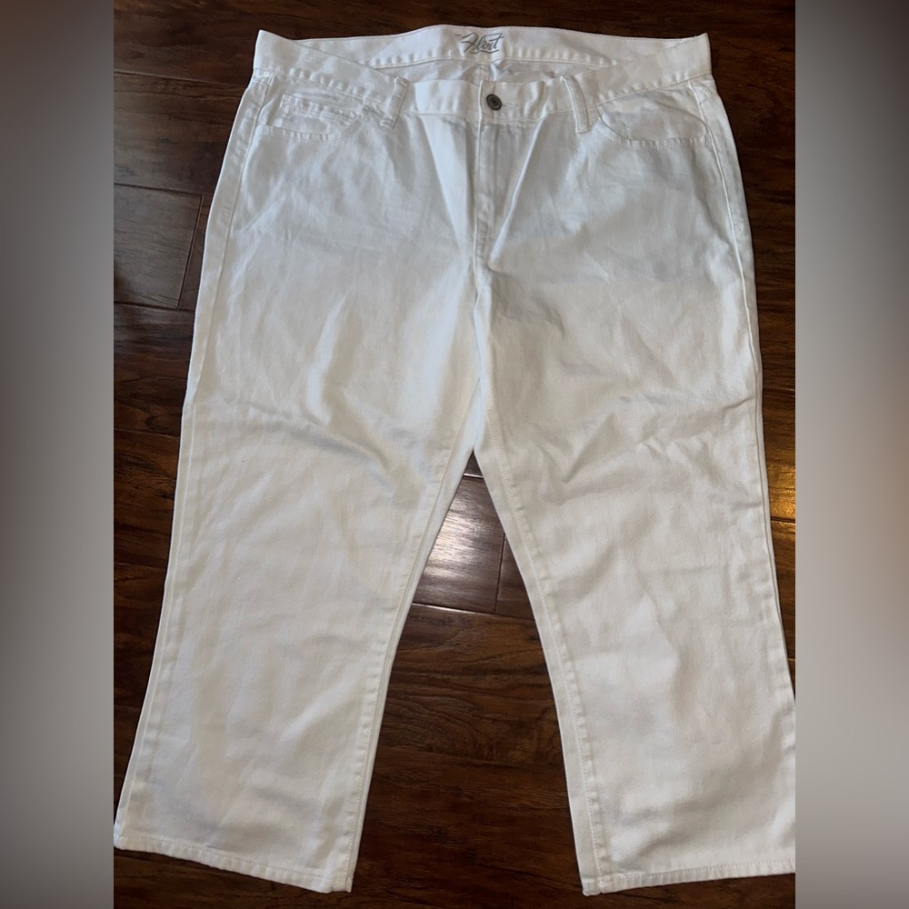 NWOT Old Navy white “Flirt” capri pants size 14